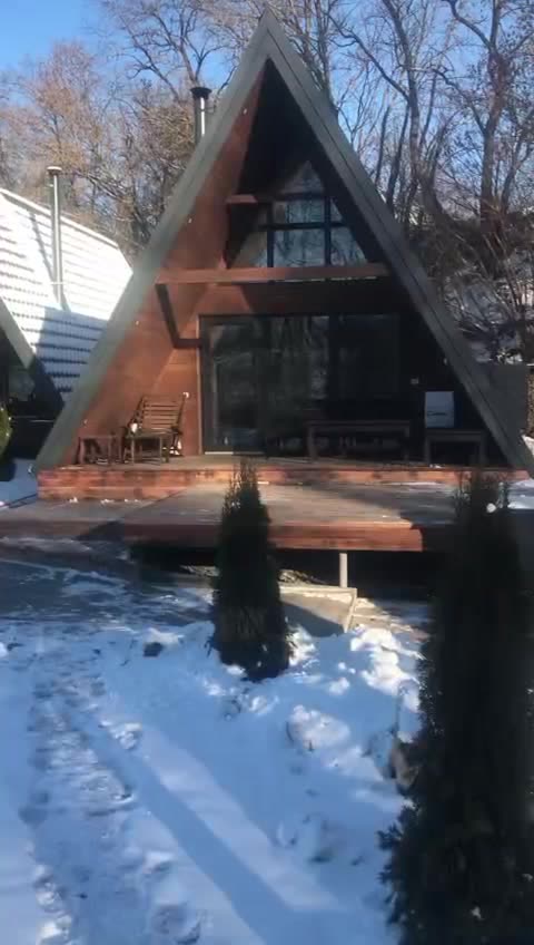 Готовий А-фрейм на терасі біля водойми взимку
